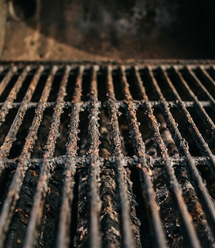 Verkohlter Grillrost